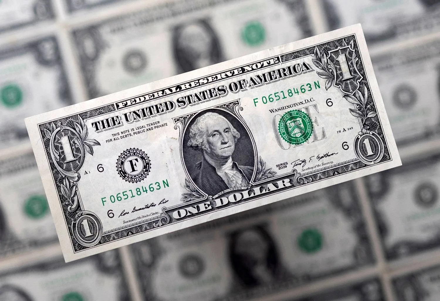 الدولار يتراجع مع ترقب خفض أسعار الفائدة الأمريكية