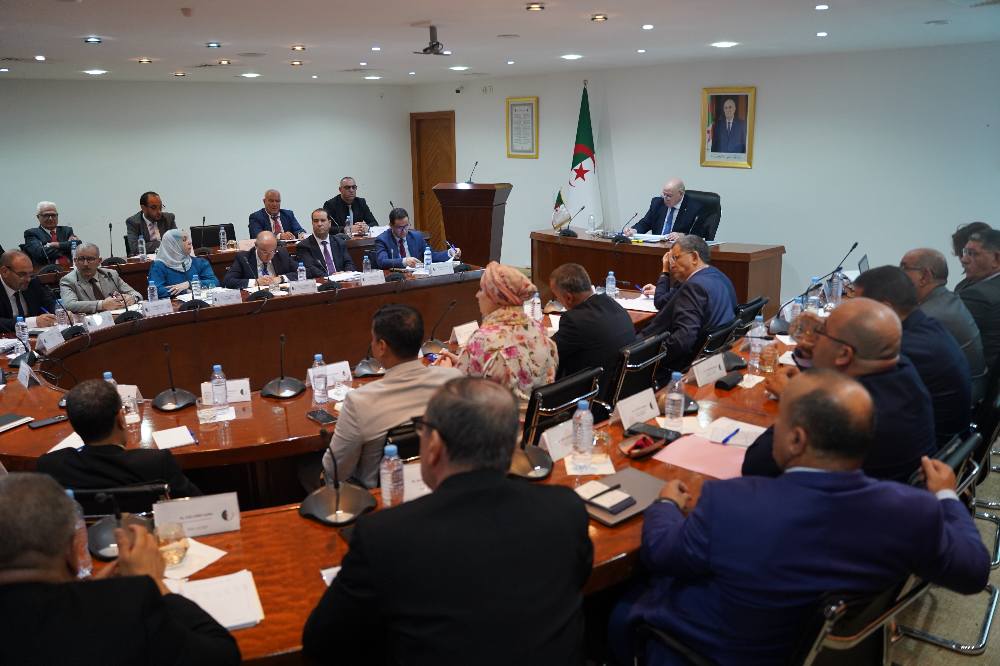 وزير الصناعة يبحث مع مسؤولي “إيلاك الجزائر” البرامج والمشاريع الاستثمارية للمجمع العمومي
