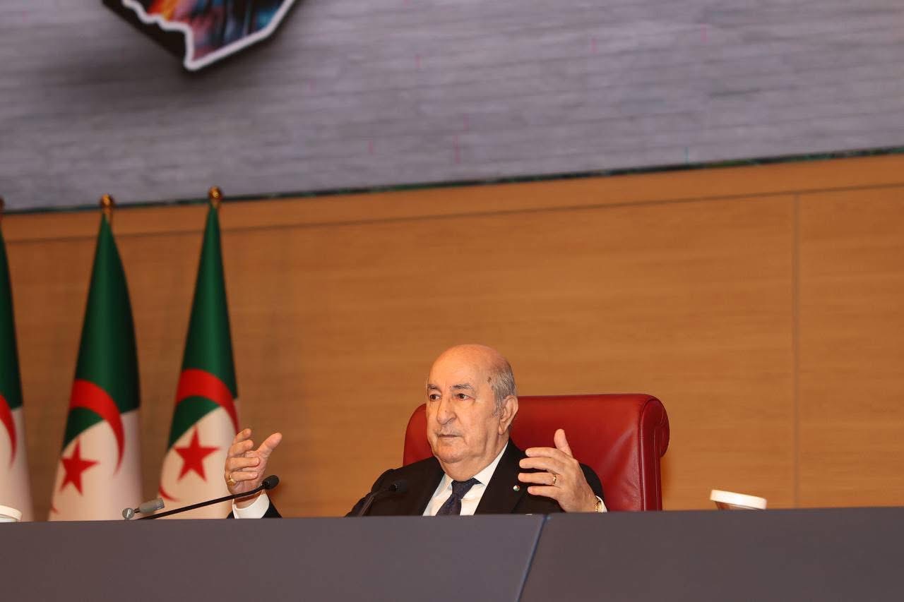 رئيس الجمهورية يصل إلى المركز الدولي للمؤتمرات للإشراف على لقاء مع المتعاملين الاقتصاديين
