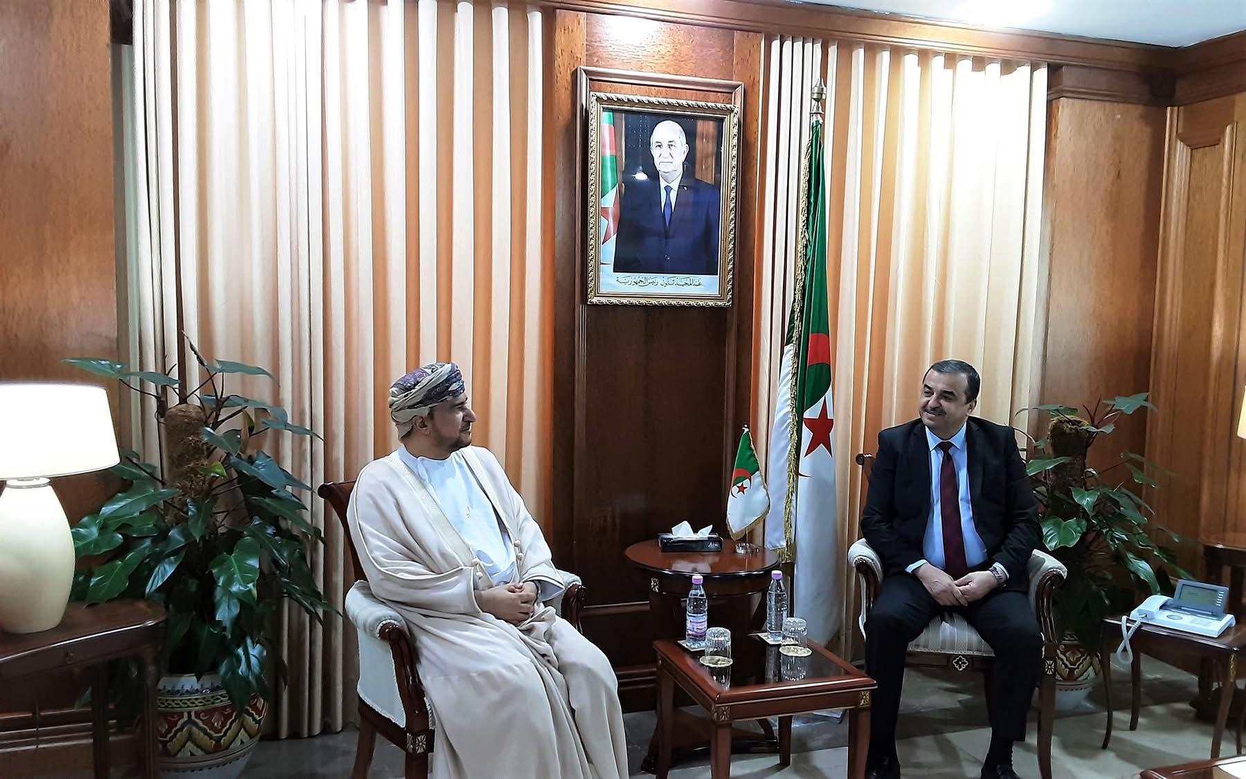 عرقاب يستقبل سفير سلطنة عمان لدى الجزائر ووفدا عن شركة “أبراج لخدمات الطاقة”