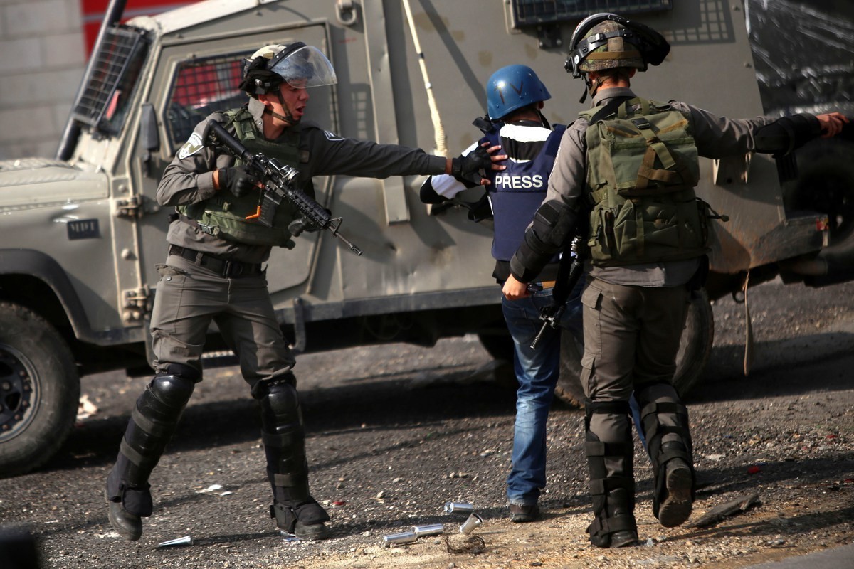 الاحتلال الصهيوني يحتجز طاقم “تلفزيون فلسطين” في جنين لعدة ساعات