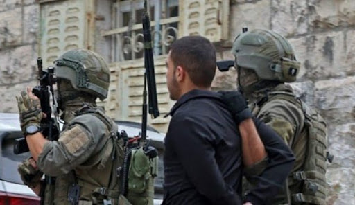 قوات الاحتلال الصهيوني تعتقل ثلاثة فلسطينيين شمال رام الله